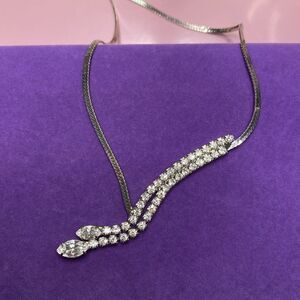 💛 Silver Tone Art Deco Asymmetrical Rhinestone Necklace